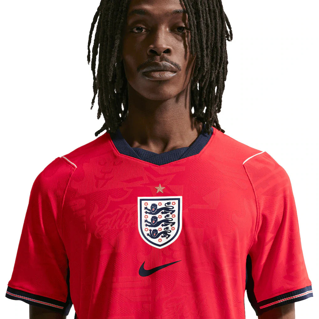 Nike e Inglaterra presentan la camiseta de visitante del Mundial, con un detalle que no se veía en 20 años